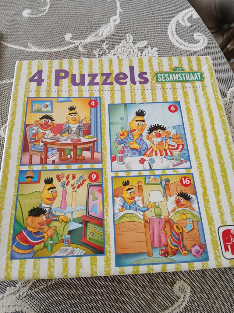 4 puzzels Sesamstraat in 1 doosje., Ophalen of Verzenden, 10 tot 50 stukjes, Zo goed als nieuw, 2 tot 4 jaar