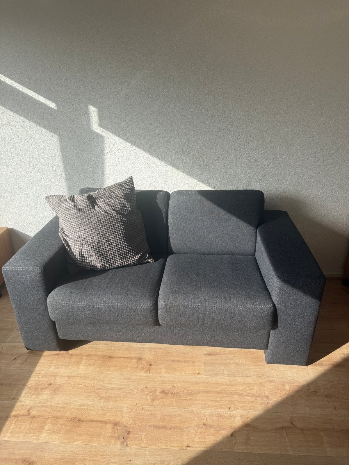 Comfortabele tweepersoonsbank - Donkergrijs, Huis en Inrichting, Banken | Bankstellen, Ophalen, Gebruikt, 150 tot 200 cm, Tweepersoons