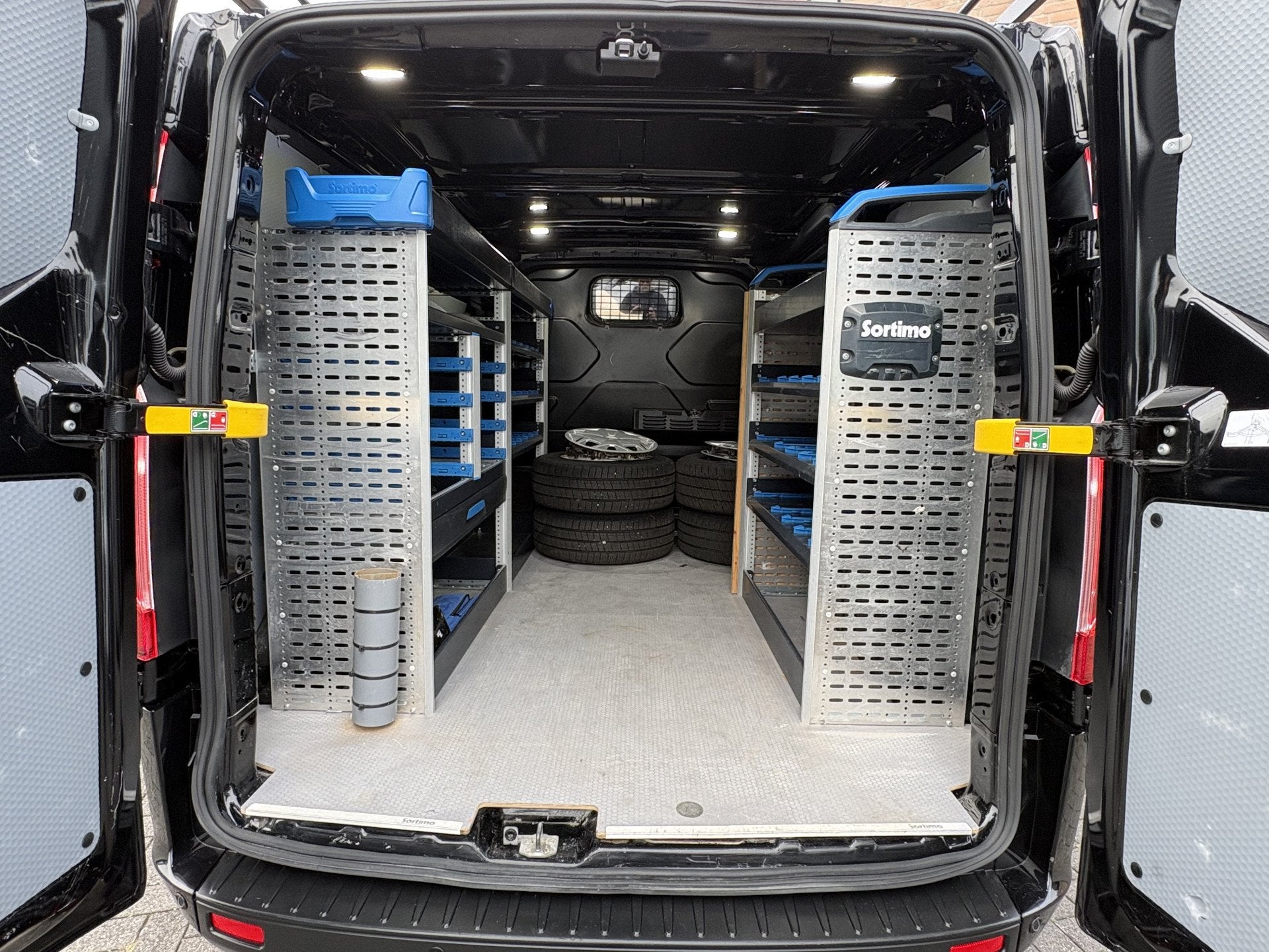 Ford Transit Custom 2.0TDCI 130PK Raptor Edition / Carplay /, Auto's, Voorwielaandrijving, Stof, Met garantie (alle), Zwart