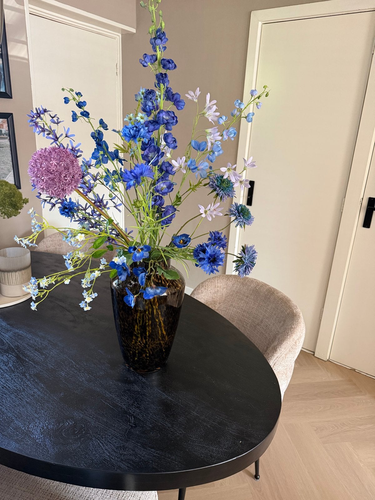Grote vaas met kunstbloemen - Blauw/Paars, Huis en Inrichting, Inclusief droogbloemen, Bruin, Ophalen of Verzenden, Glas