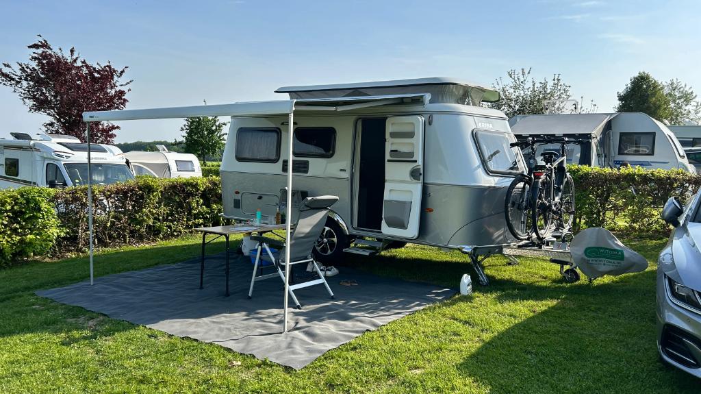 Eriba Touring 530 Urban uit 2024 met veel extra’s, Caravans en Kamperen, Caravans, Treinzit, Dwarsbed, Particulier, Kachel