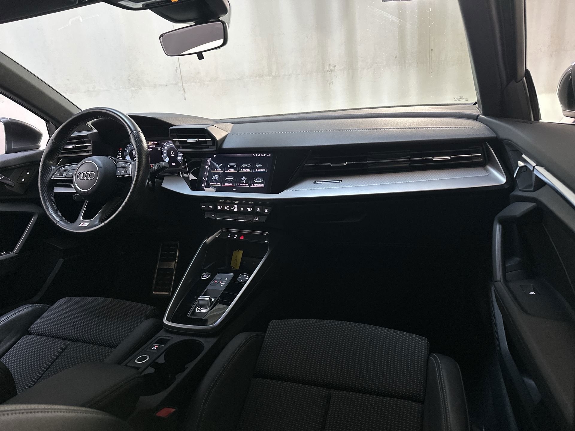 Audi A3 Sportback 30 TFSI S Edition Leder-Stof LED Virtual C, Auto's, Dealer onderhouden, Gebruikt, Met garantie (alle), Leder en Stof