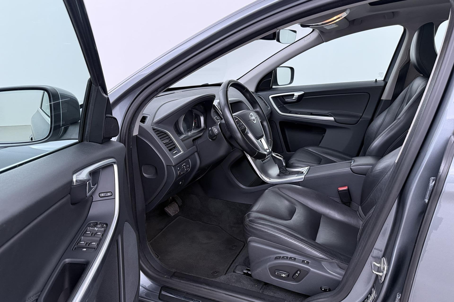 Volvo XC60 T5 Polar+ | Panoramadak | Trekhaak | Camera | Par, Auto's, 15 km/l, Gebruikt, 4 cilinders, 1969 cc