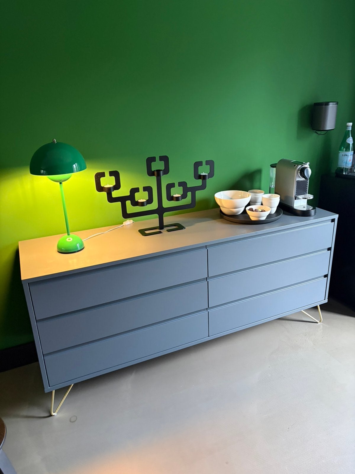 Design dressoir kleur grijs met goudkleurige poten, 150 tot 200 cm, Ophalen of Verzenden, Zo goed als nieuw, Met lade(s)