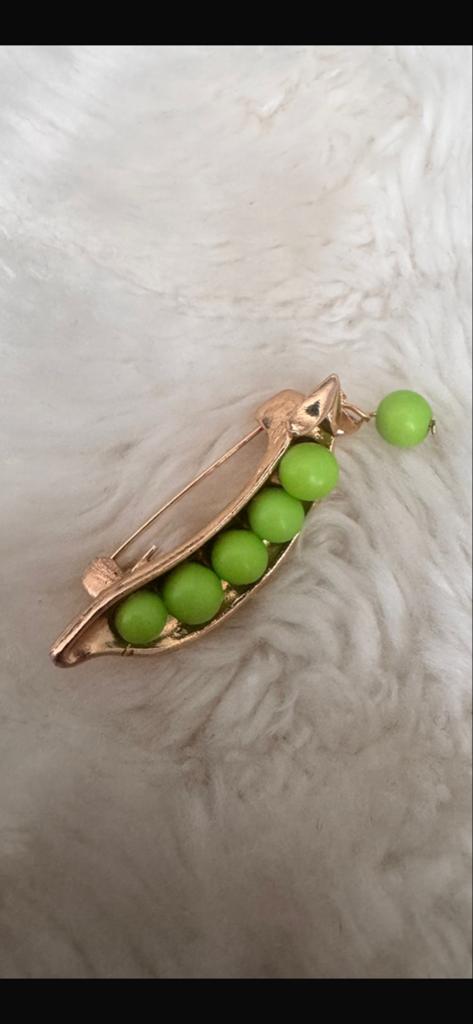 Leuke broche in de vorm van een doperwt, Ophalen of Verzenden, Zo goed als nieuw