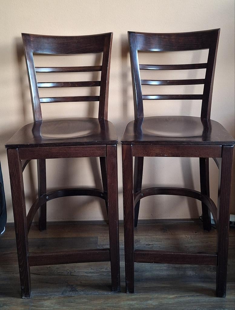 Twee walnoot barkrukken/hoge stoelen 65 cm zithoogte, 2 krukken, Ophalen, Hout, 60 tot 90 cm