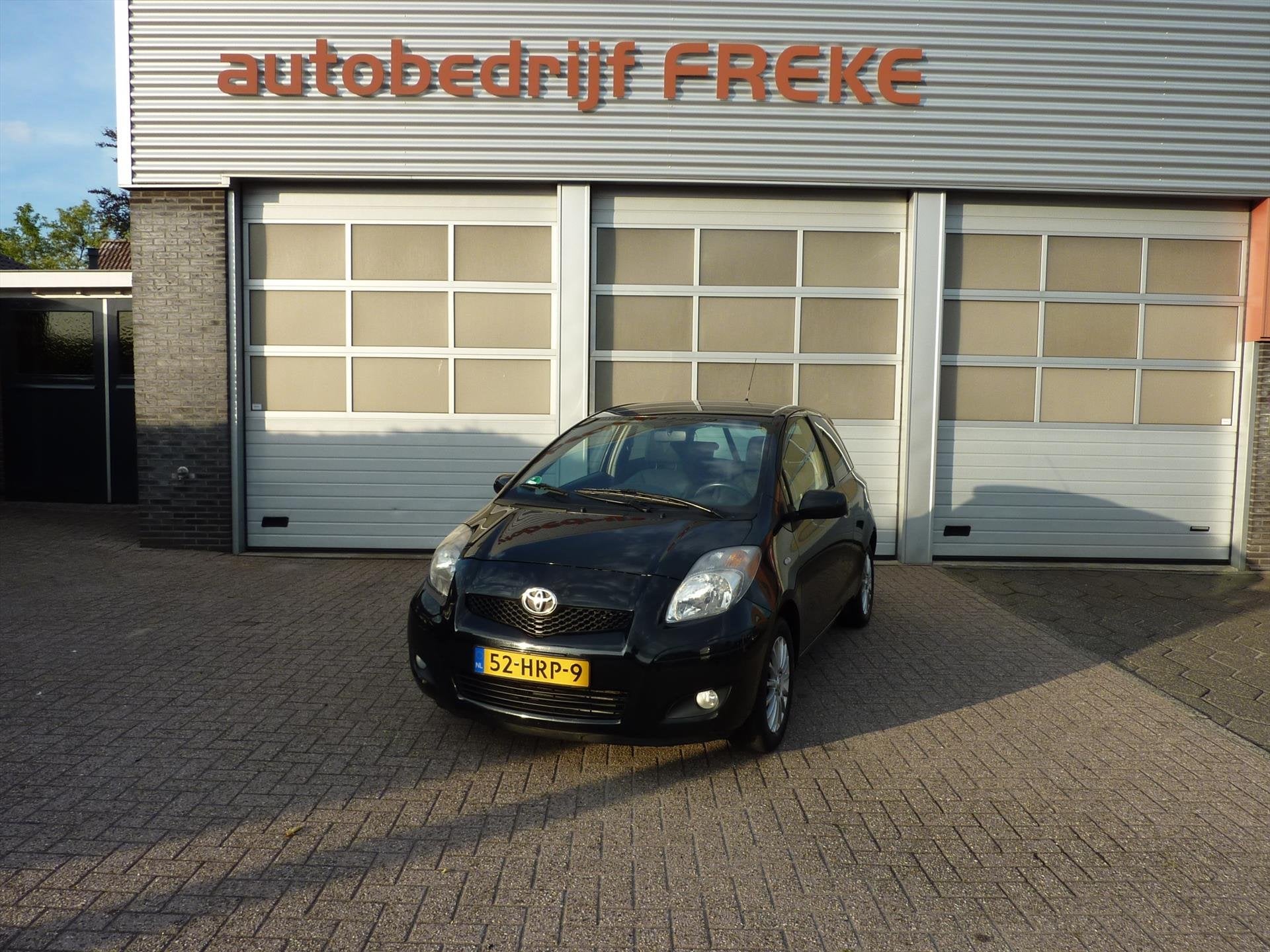 TOYOTA Yaris 1.3 16v VVT-i 99pk 3D, Auto's, Zwart, 4 cilinders, Zwart, Handgeschakeld
