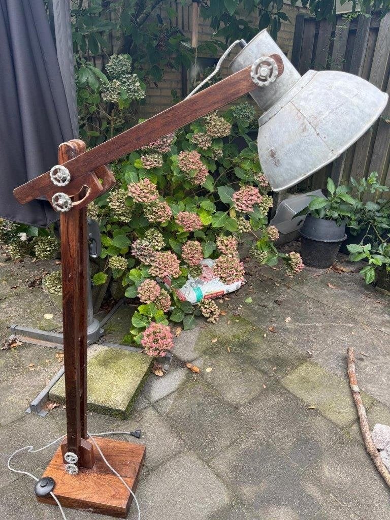 Industriële staande schemerlamp, Ophalen, Industriële staande schemerlamp met een robuuste houten arm, E27 (groot), Zo goed als nieuw