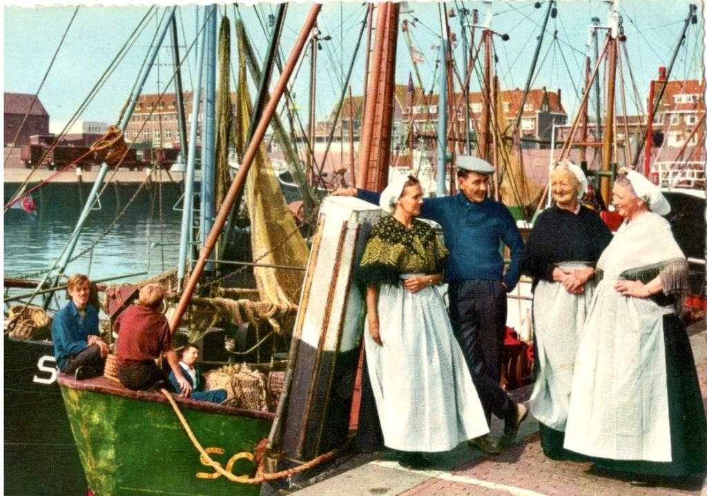 Scheveningen Scheveningse klederdracht in vissershaven., Verzenden, 1960 tot 1980, Gelopen, Zuid-Holland