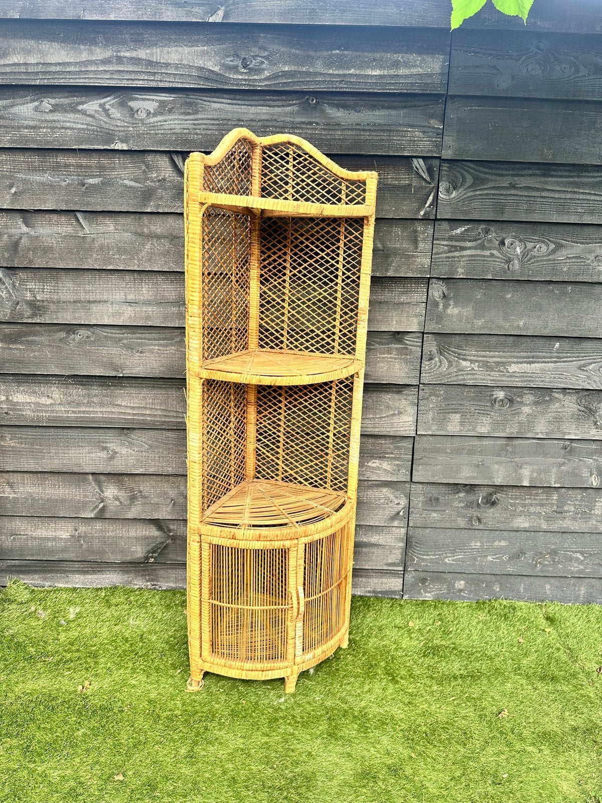 Vintage rotan hoekkastje met deurtjes, Huis en Inrichting, Kasten | Overige, Ophalen, Gebruikt