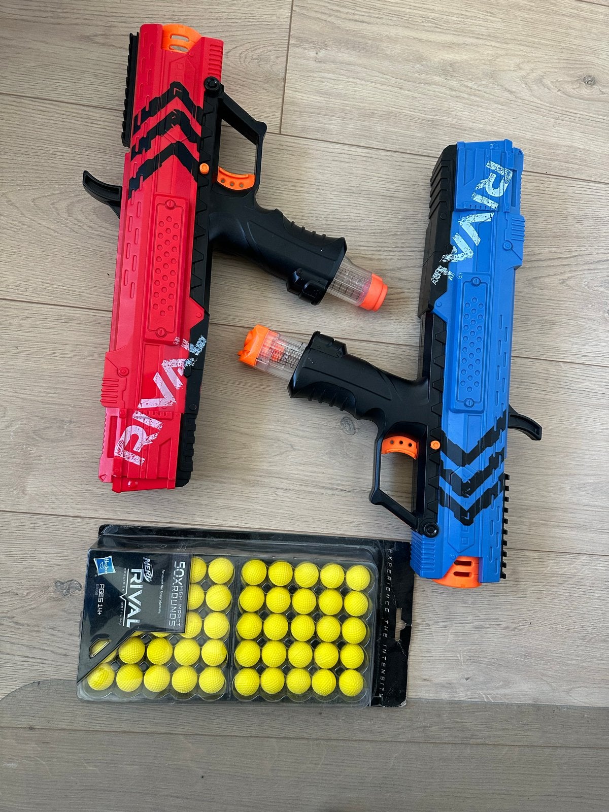 2 Nerf Rival Blasters (rood & blauw) met 50 nieuwe balletjes, Ophalen of Verzenden, Gebruikt, Jongen of Meisje
