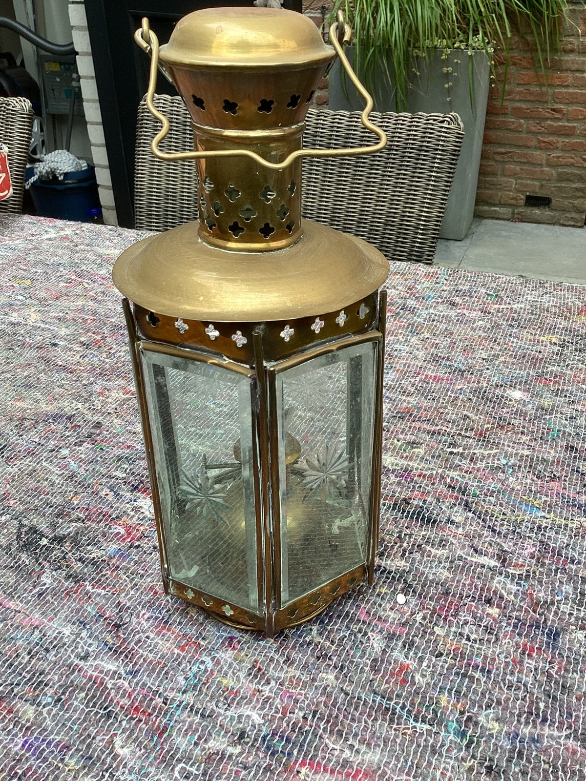 Koperen lantaarn met geslepen glas, Ophalen