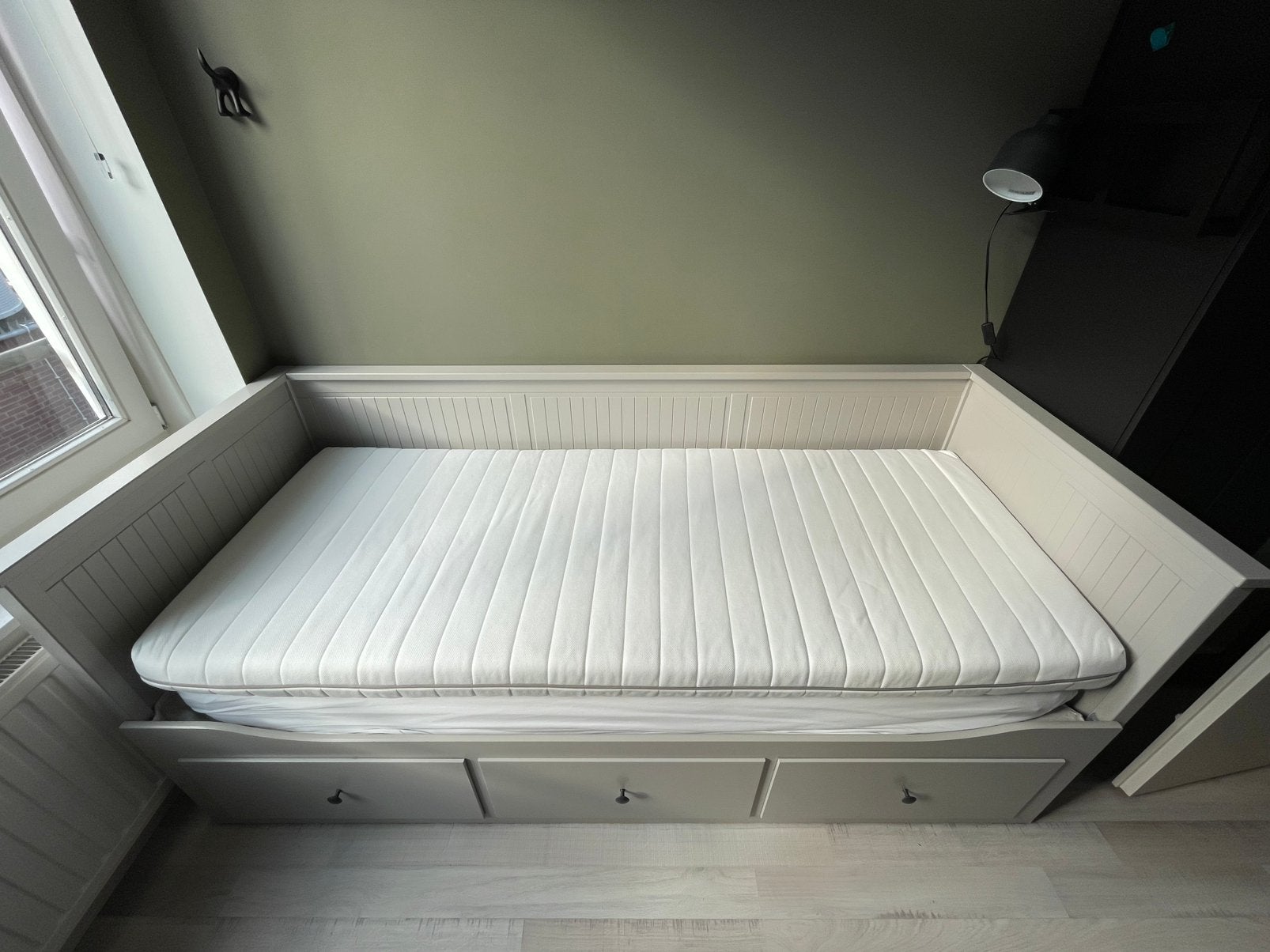 IKEA Hemnes slaapbank grijs met 3 lades en 2 matrassen, Ophalen, Gebruikt, Tweepersoons, 140 cm