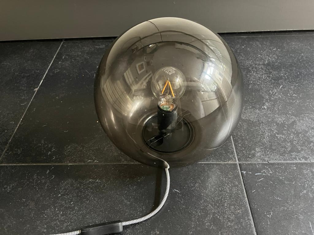 Ikea Fado tafellamp met een bol van gerookt glas.25cmx20cm, Ophalen of Verzenden, Zo goed als nieuw, Glas, Minder dan 50 cm