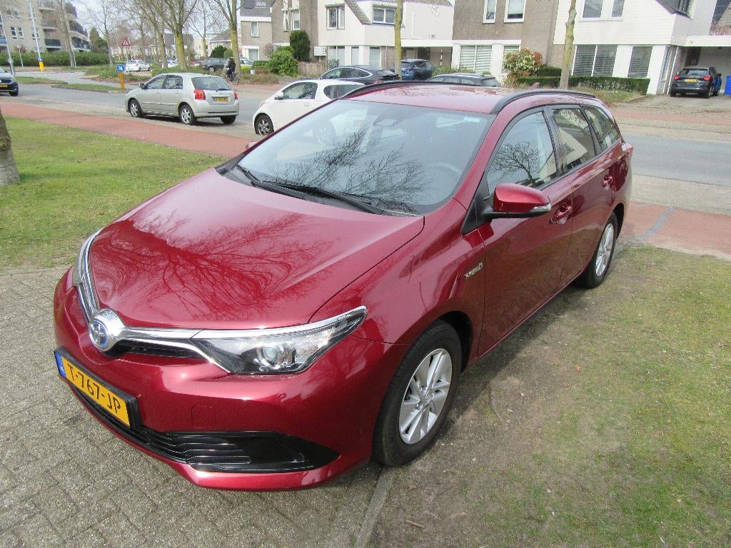 Toyota Auris 1.8 Hybrid 136pk CVT 2018 Rood stationwagen, Auto's, Toyota, Stof, Sound system, Grijs, Volledig hybride