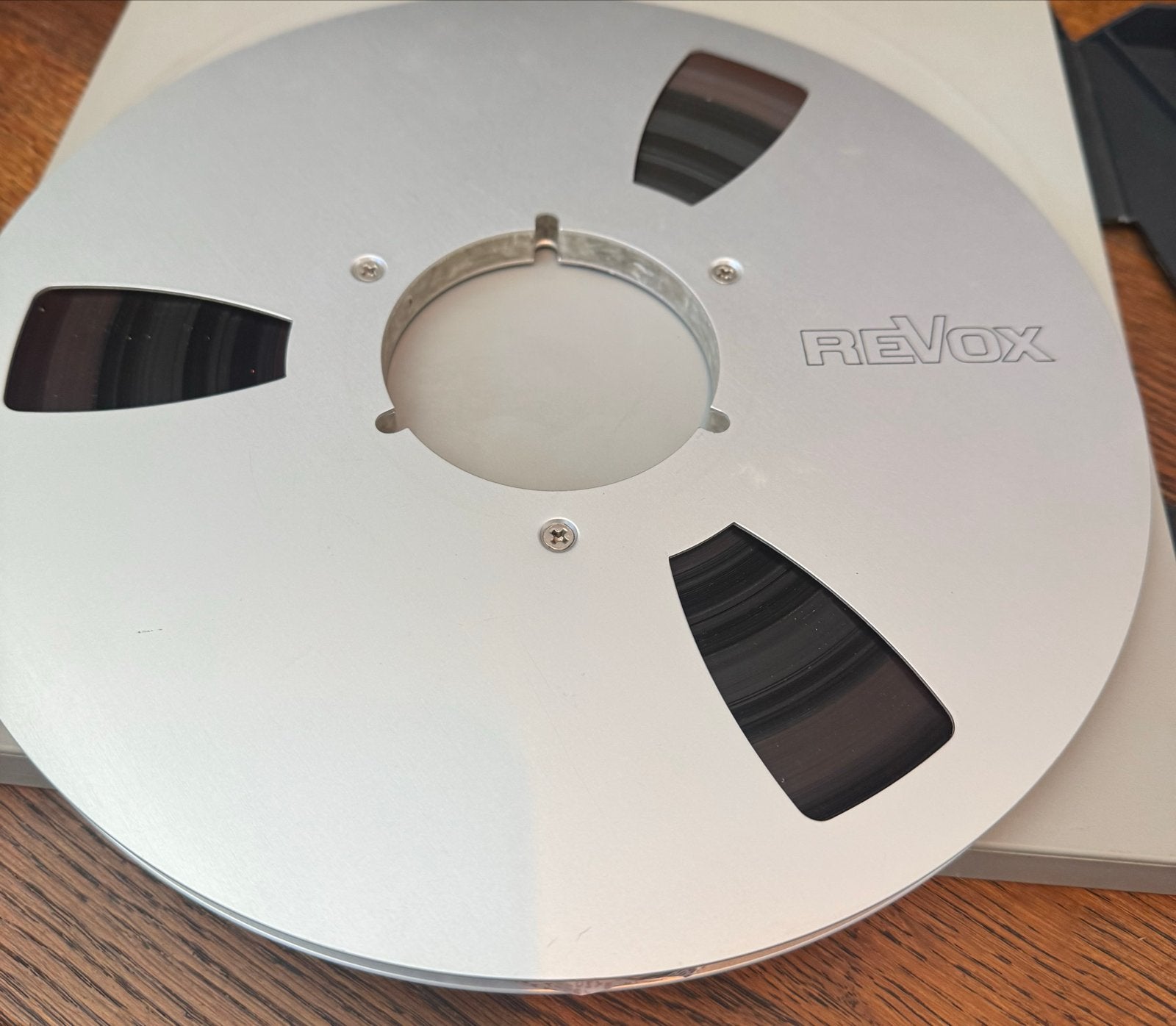 Revox  aluminium spoel met doos voor bandrecorder, Ophalen of Verzenden, Onderdeel, Met banden