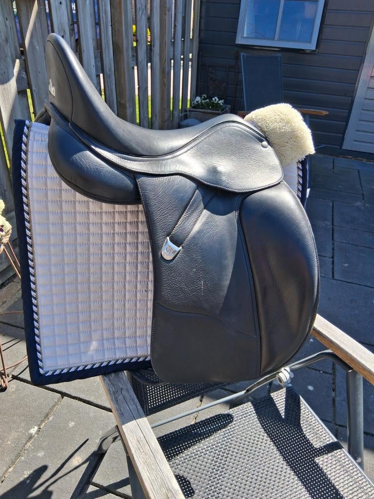 Zwart BATES 17 inch dressuur zadel, Ophalen, Dressuur