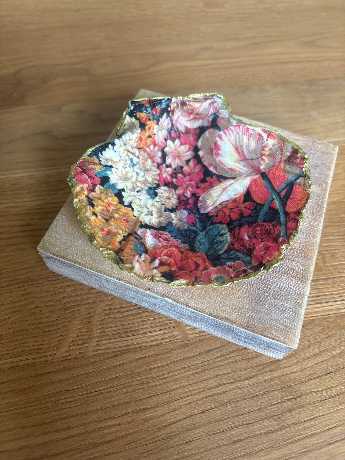 Decoratieve Schelp met Bloemenprint en Gouden Rand, Vintage, Meerkleurig, Ophalen of Verzenden, Zo goed als nieuw