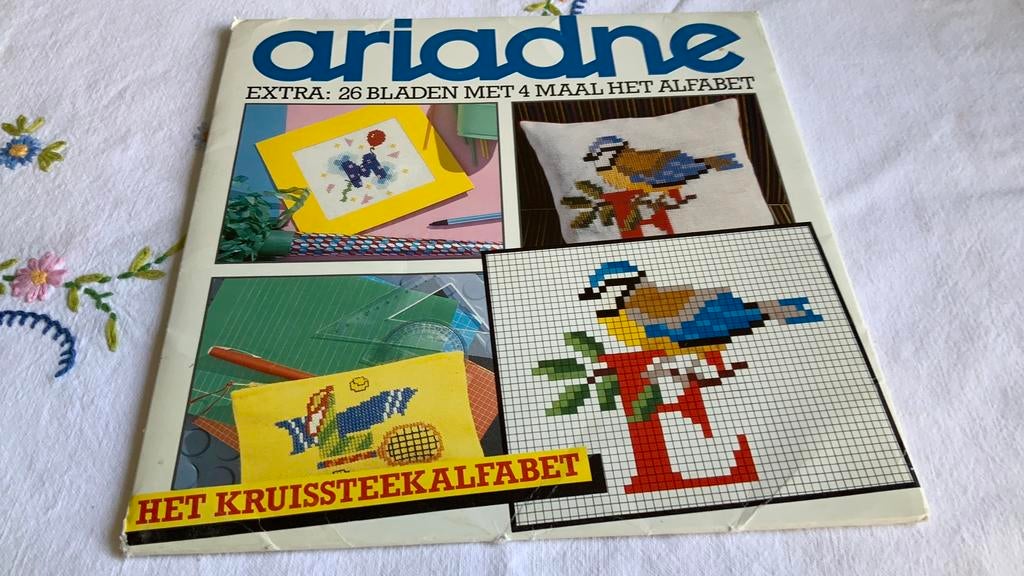 Vintage Ariadne 26 bladen met 4x het alfabet borduurpatronen, Hobby en Vrije tijd, Borduren en Borduurmachines, Ophalen of Verzenden