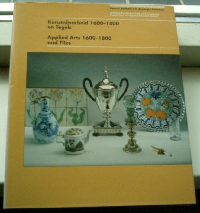 Kunstnijverheid 1600 - 1800 enTegels(ISBN 9067074330)., Ophalen of Verzenden, Zo goed als nieuw
