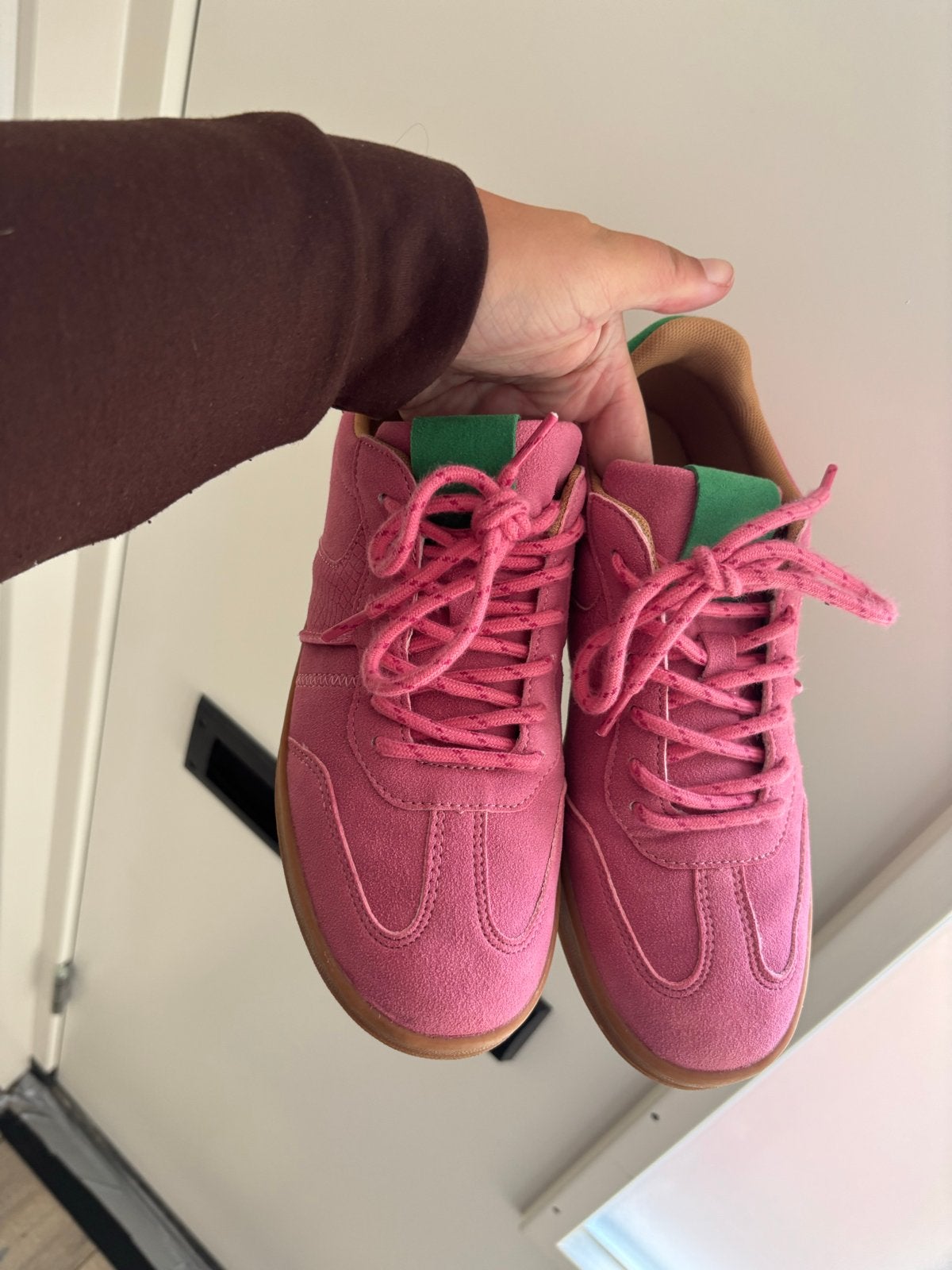 Roze suède sneakers - Zo goed als nieuw, Kleding | Dames, Ophalen of Verzenden, Zo goed als nieuw, Roze, Sneakers of Gympen