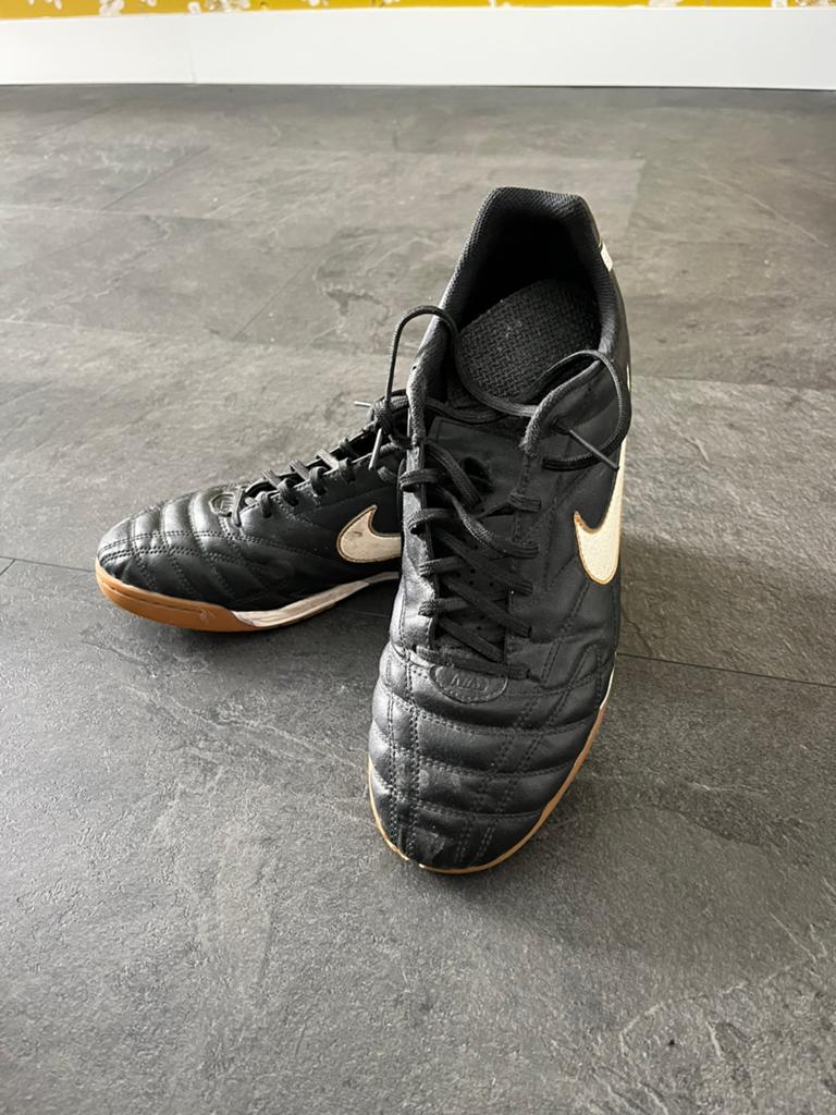 Nike Tiempo, Sport en Fitness, Voetbal, Gebruikt, Schoenen, Maat L, Ophalen of Verzenden