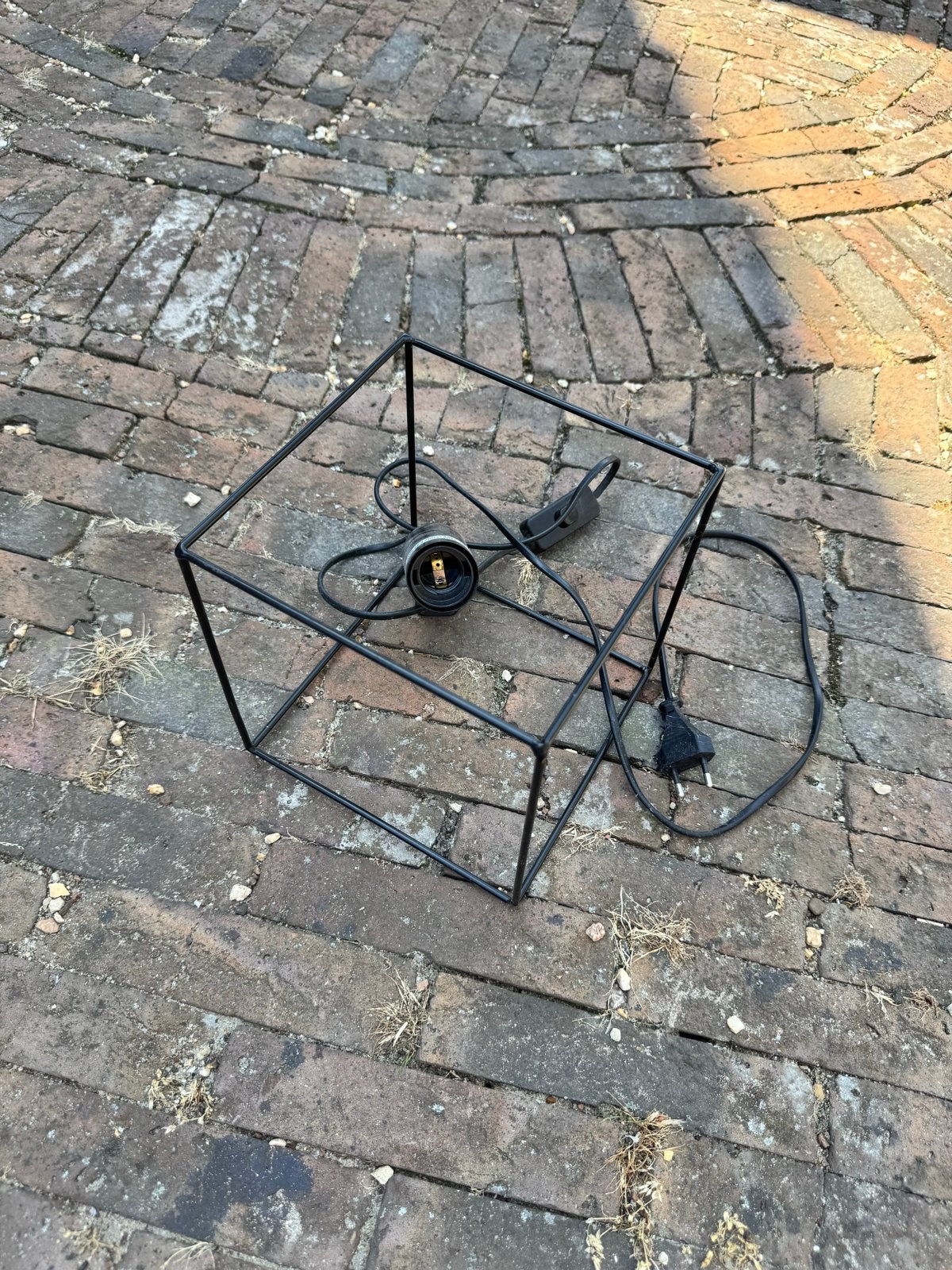 Zwarte metalen tafellamp - kubus design, Ophalen, Met schakelaar, Gebruikt, E27 (groot)