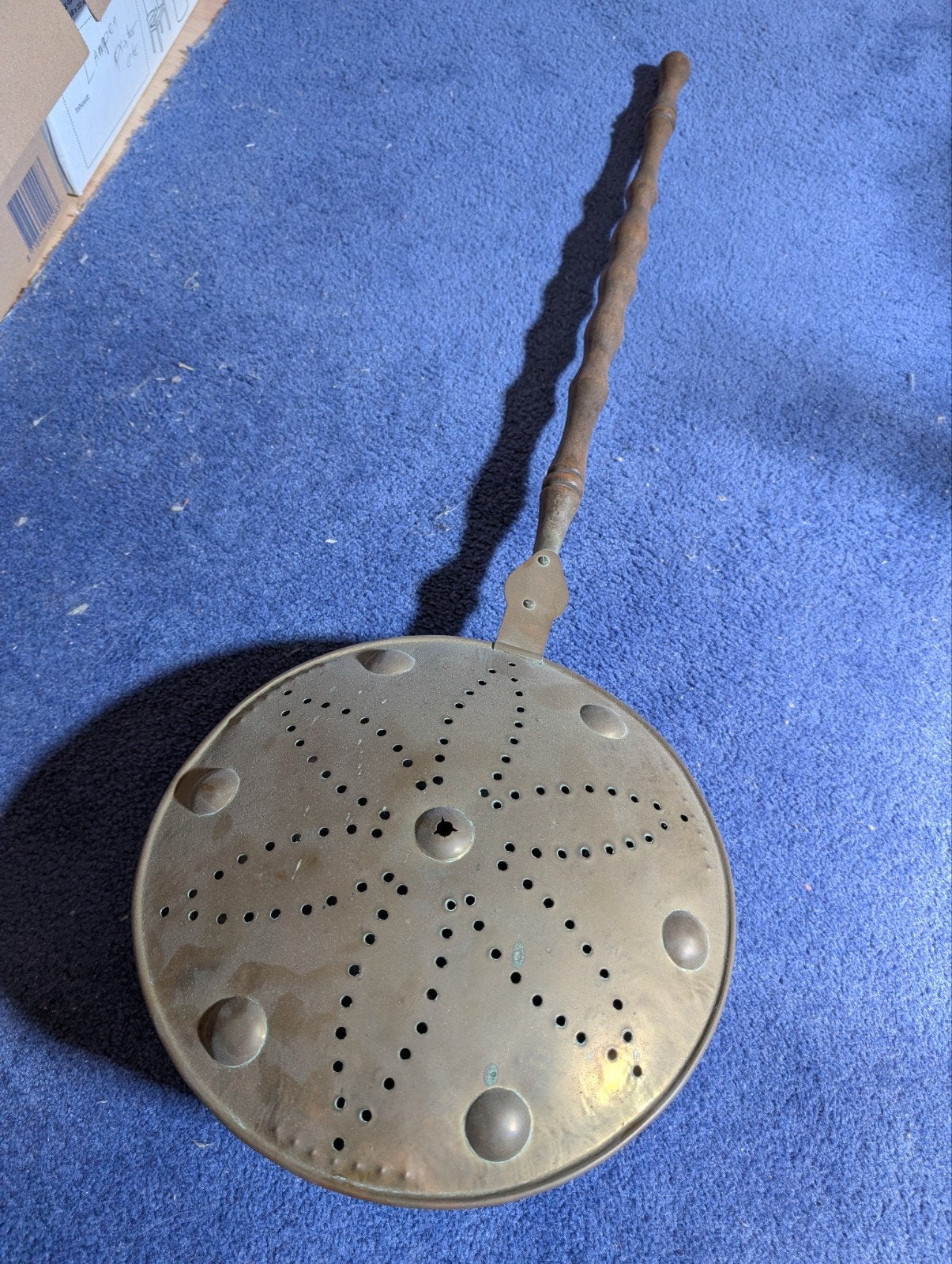 Antieke koperen beddenpan met houten steel, Ophalen