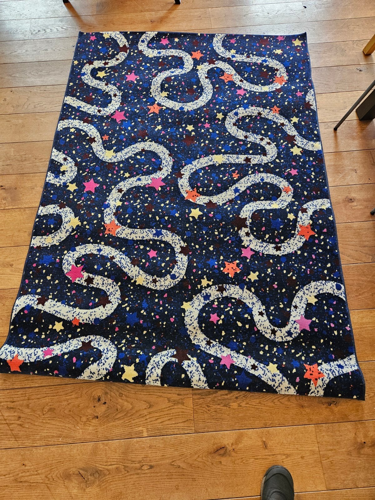 IKEA KARISMATISK Vloerkleed - Sterren en Slangenpatroon, 100 tot 150 cm, Zo goed als nieuw, Speels, Kinderkamer, Modern, 150 tot 200 cm