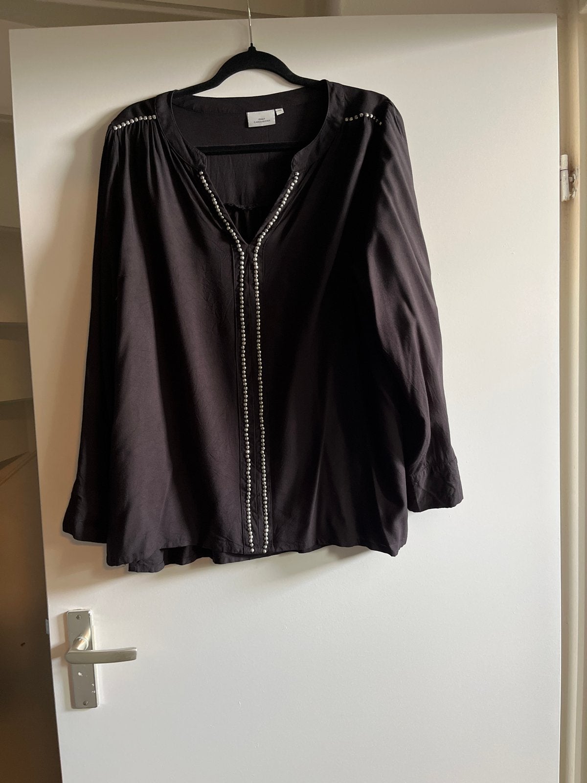 Zwarte blouse met zilveren details - Only Carmakoma, Ophalen of Verzenden, Zo goed als nieuw, Maat 46/48 (XL) of groter, Zwart