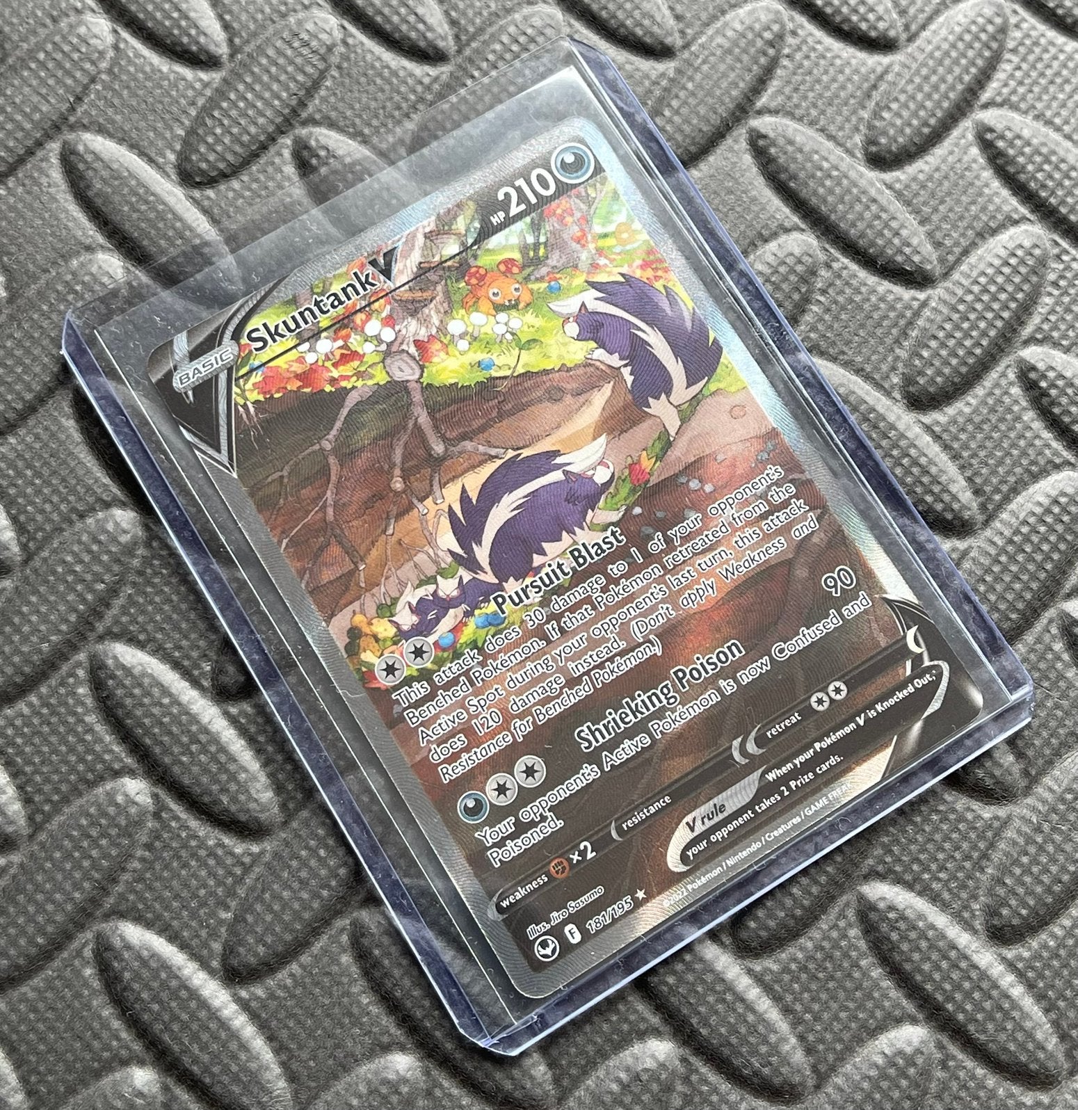 Pokémon Skuntank V 181/195 Silver Tempest, Ophalen of Verzenden, Nieuw, Losse kaart, Foil