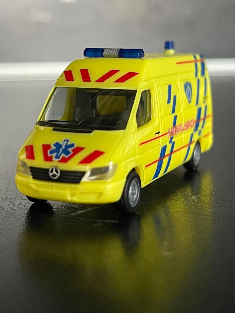 Ambu-1004: NL-Ambulance 39-82 MB Sprinter Boxmeer, Ophalen of Verzenden, Gebruikt, Auto, Herpa
