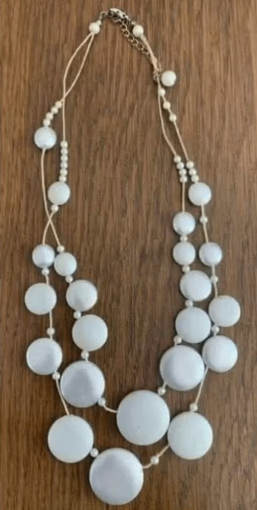 Ketting met wit parelmoer en zilverkleurige schijfjes rondje, Overige materialen, Verstelbaar, Wit, Ophalen of Verzenden