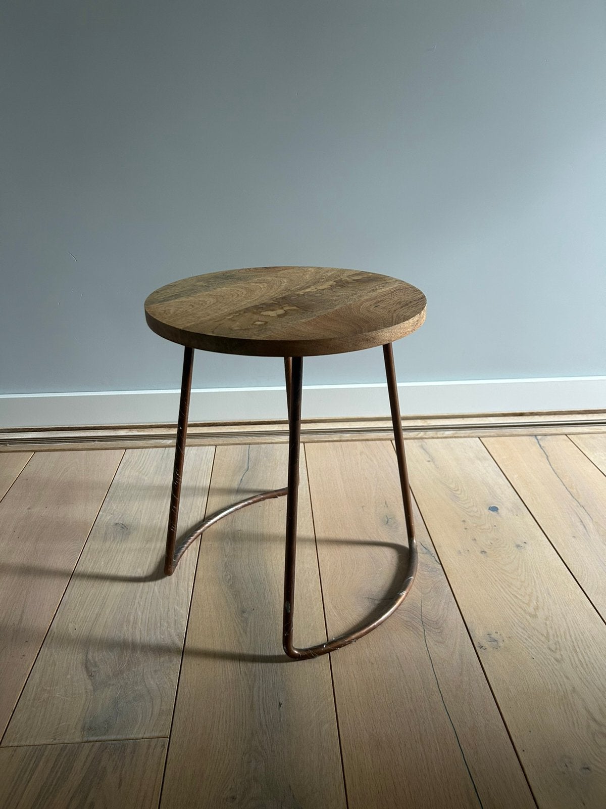Bijzettafel rond met koperen onderstel, Huis en Inrichting, Tafels | Bijzettafels, Ophalen, Minder dan 45 cm, Minder dan 55 cm