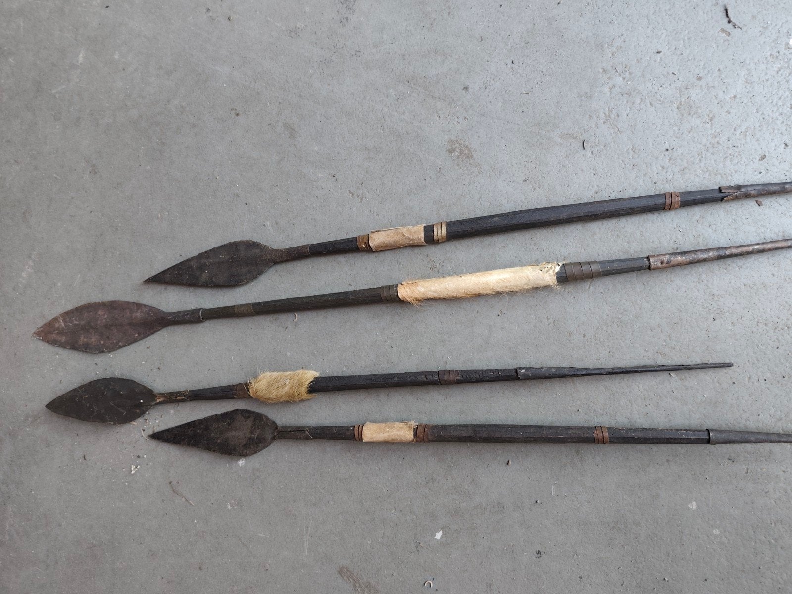 Set van 4 vintage Afrikaanse speren met metalen punten, Ophalen
