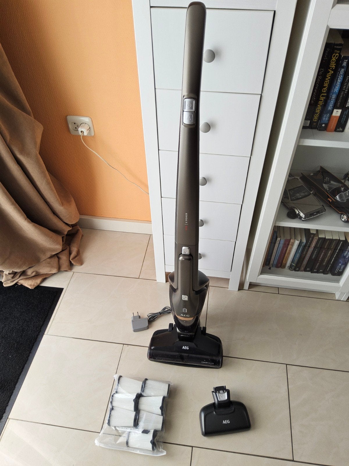 AEG QX8 Steelstofzuiger met accessoires, Ophalen, Draadloos, Zo goed als nieuw, Reservoir