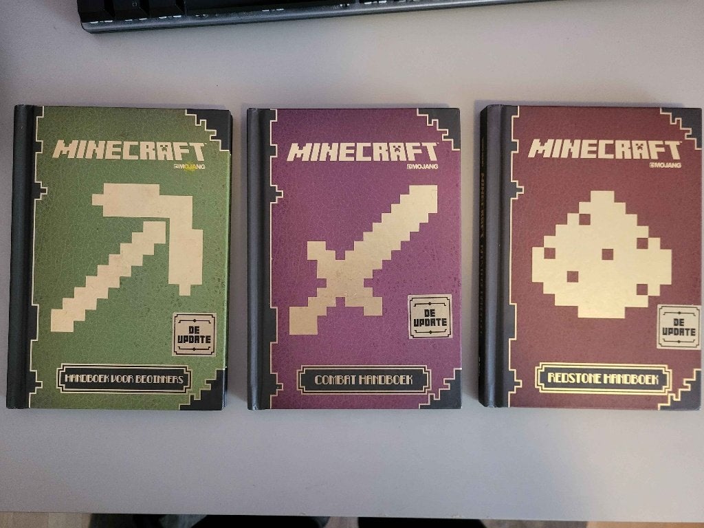 Vintage Set: 3 Officiële Classic Minecraft Handboeken, Boeken, Ophalen of Verzenden, Zo goed als nieuw, Stephanie Milton