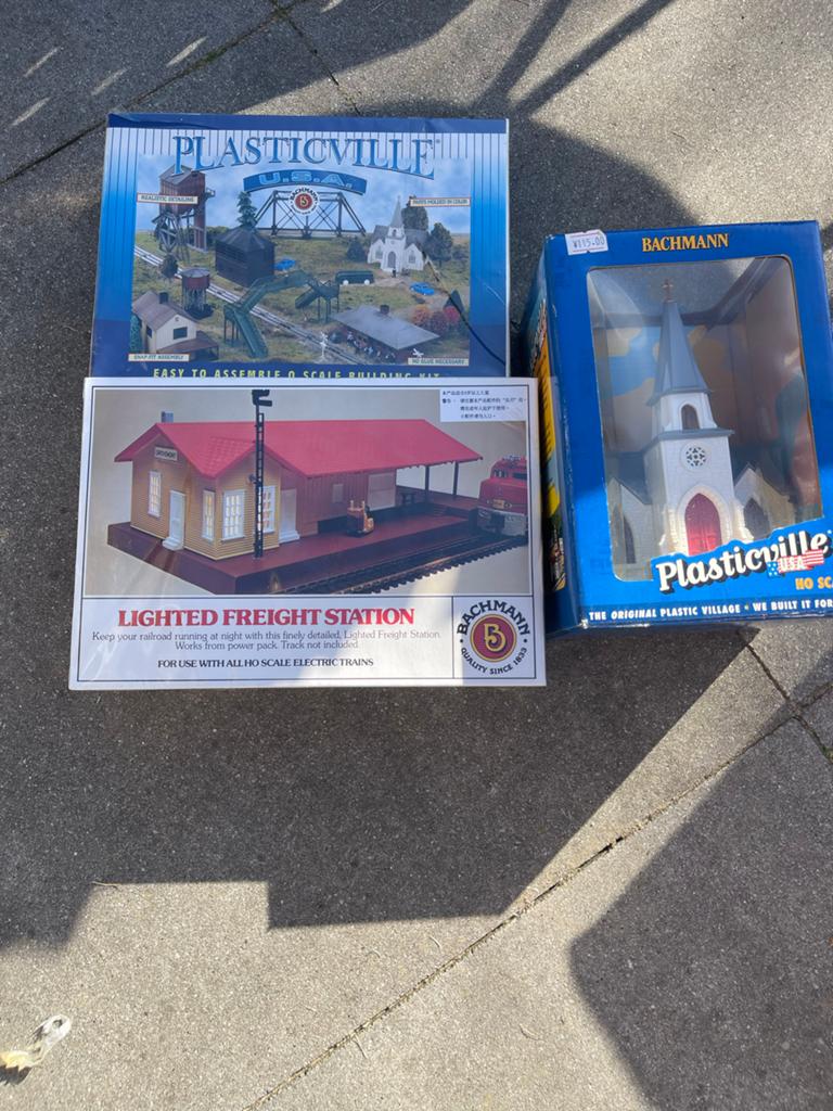Plasticville & Bachmann H0 gebouwen - Kerk, Station, Bouwset, Hobby en Vrije tijd, Gebruikt, Bachmann, Gelijkstroom of Wisselstroom