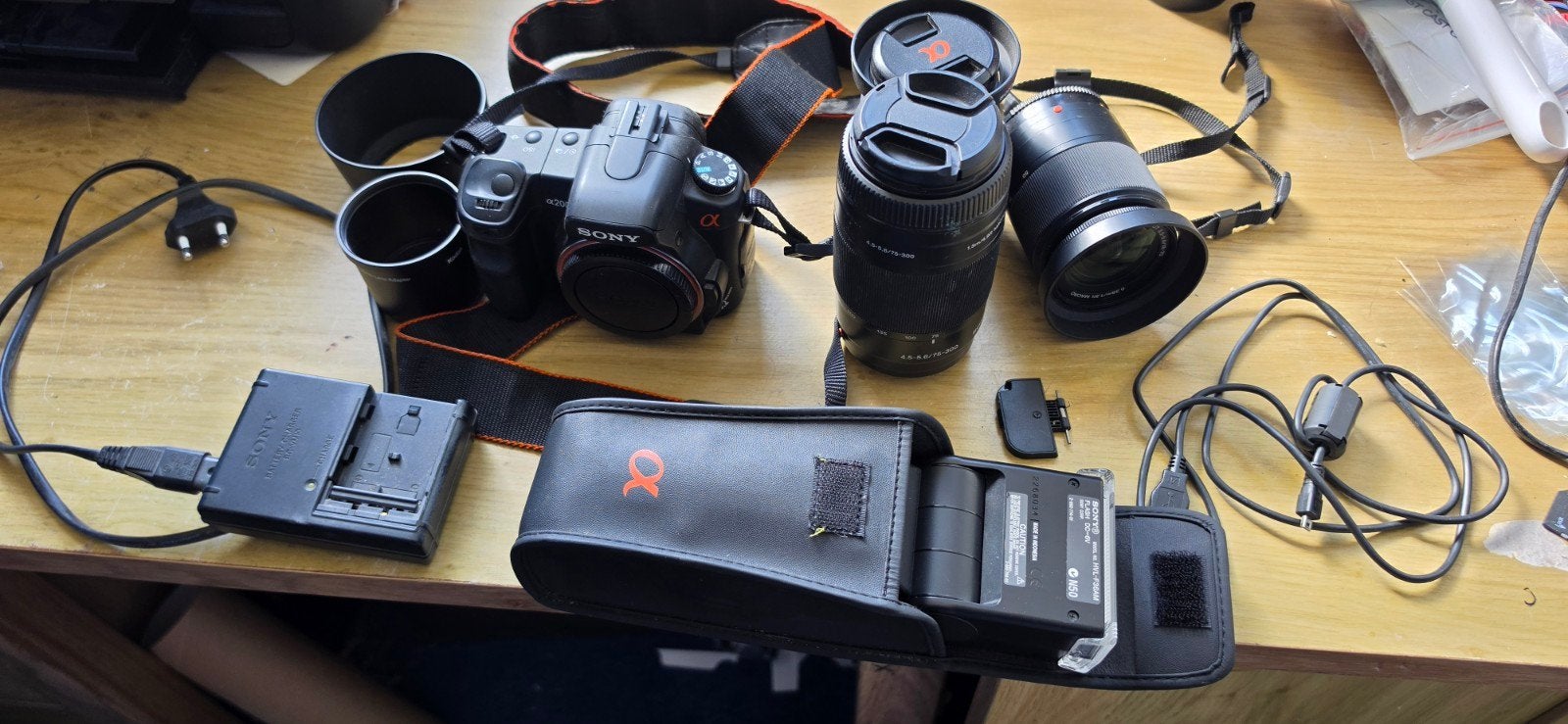 Sony Alpha A200 DSLR Camera met 3 lenzen en accessoires, Ophalen of Verzenden, Gebruikt, Standaardlens, Zoom