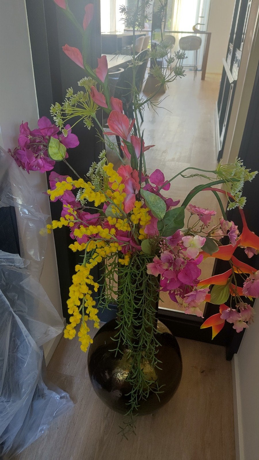 Silk-ka Kunstboeket 'Tropical' met bolvaas, Meerkleurig, Inclusief decoratie, Ophalen of Verzenden, Glas