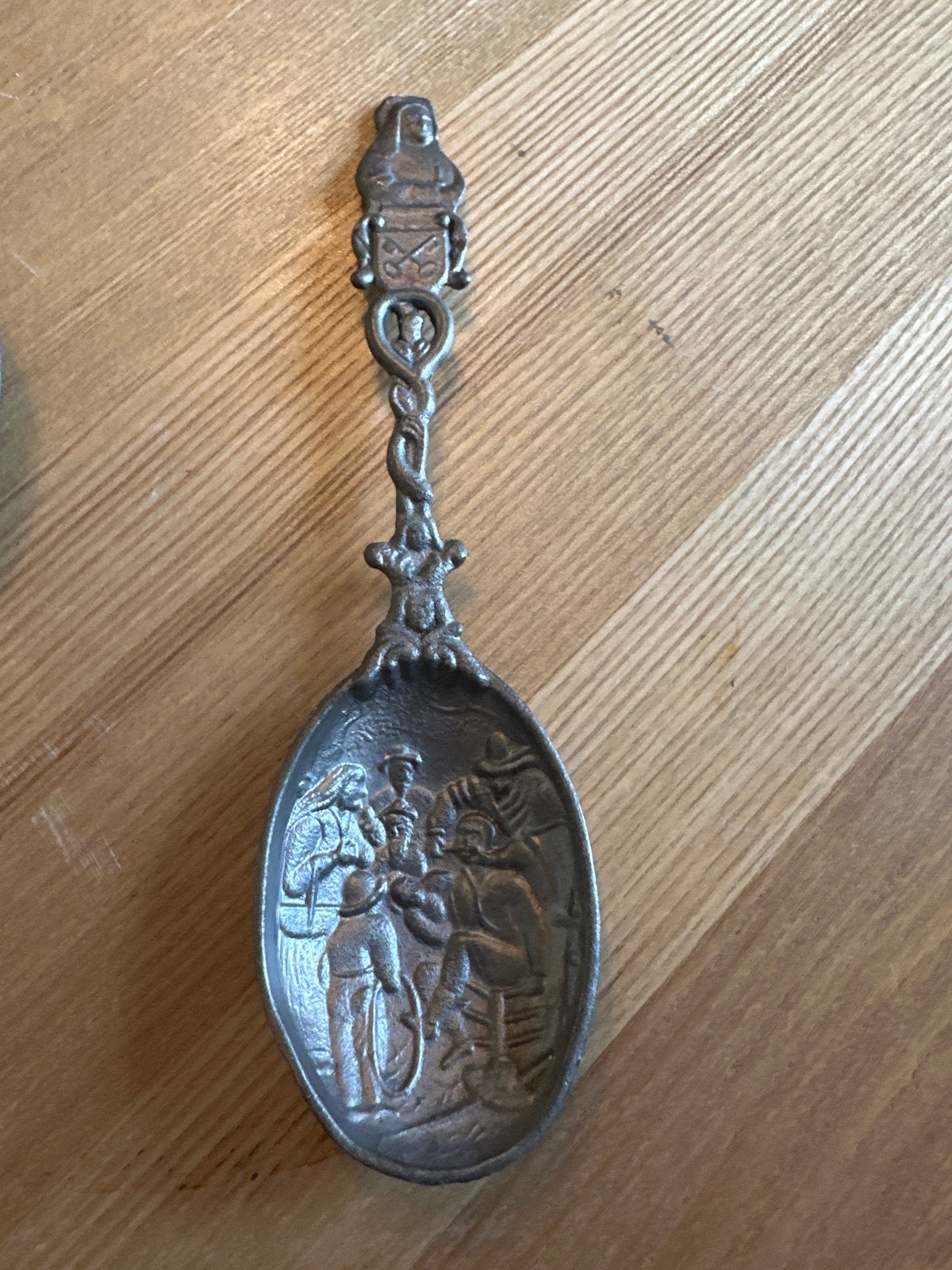 Antieke tinnen lepel met reliëfdecoratie, Ophalen of Verzenden