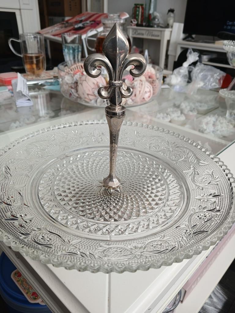 Glazen etagere met Fleur de Lis handvat, Ophalen, Gebruikt