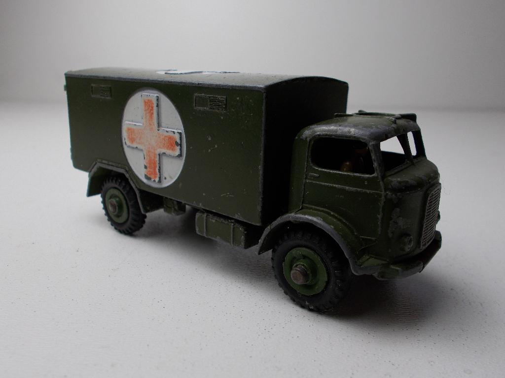 1956 Dinky Toys 626 MILITARY AMBULANCE + ACHTERDEURTJES! (F)