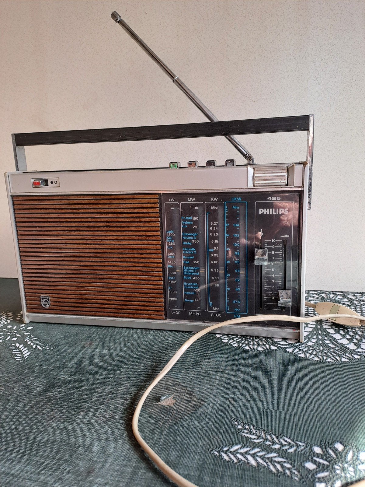 te koop een draagbare radio uit de jaren  60 --70, Ophalen of Verzenden