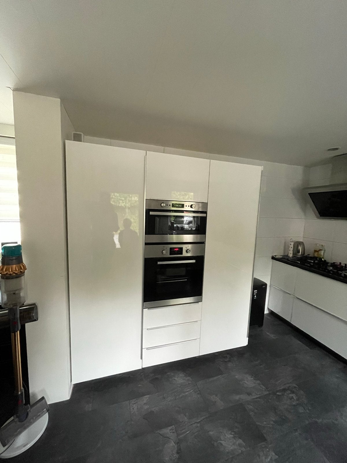 Foto 7 van Moderne witte keuken met inbouwapparatuur