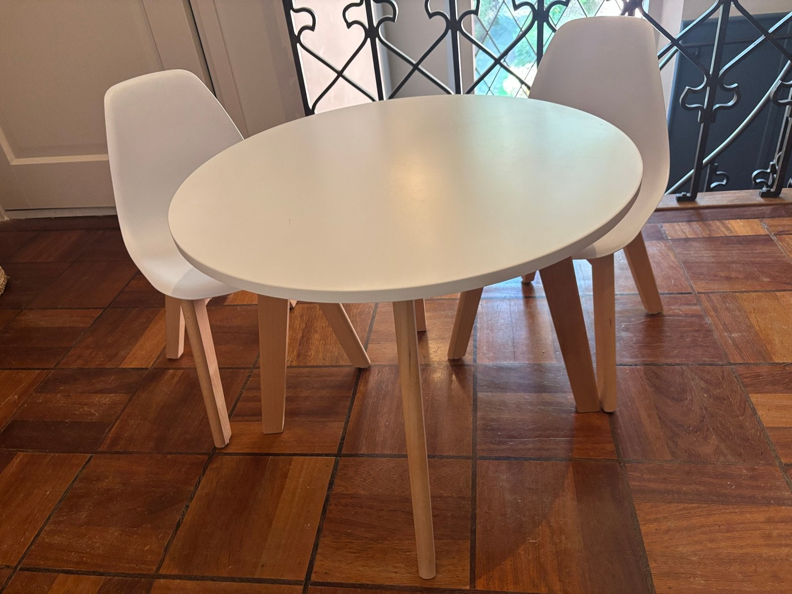 Witte ronde kindertafel met twee stoelen / kinderbureau, Huis en Inrichting, Tafels | Eettafels, Ophalen, Kunststof, Gebruikt