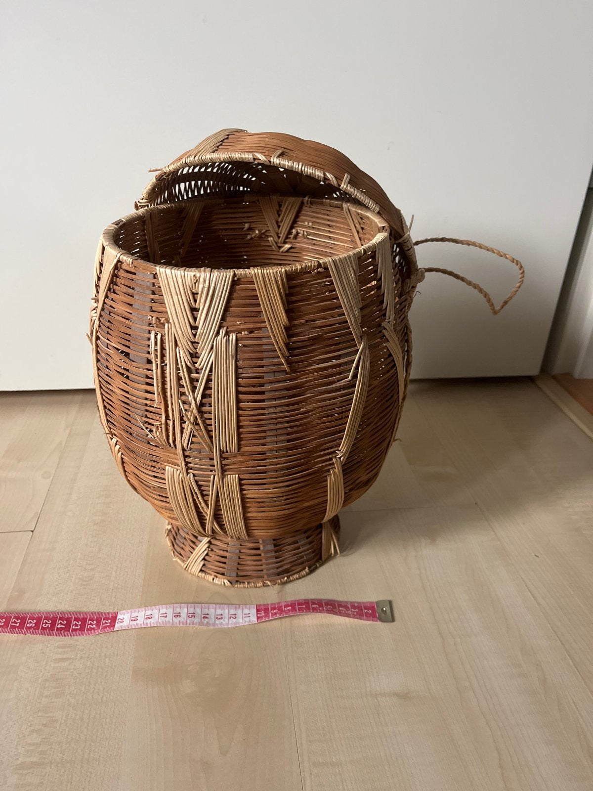 Decoratieve rieten mand met deksel, Huis en Inrichting, Gebruikt, Gevlochten, Mand, Rond