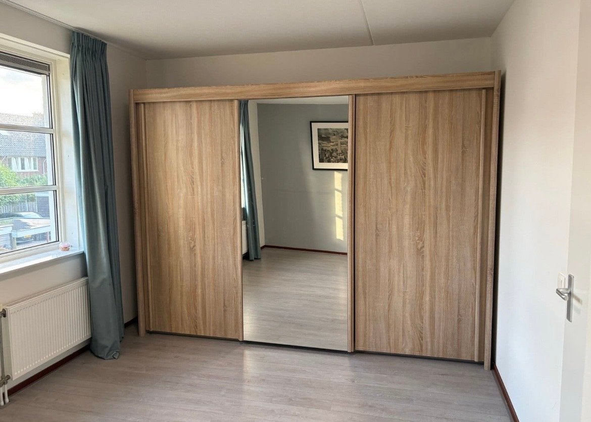 Kledingkast met schuifdeuren en spiegel, Ophalen, Met plank(en), 200 cm of meer, Zo goed als nieuw