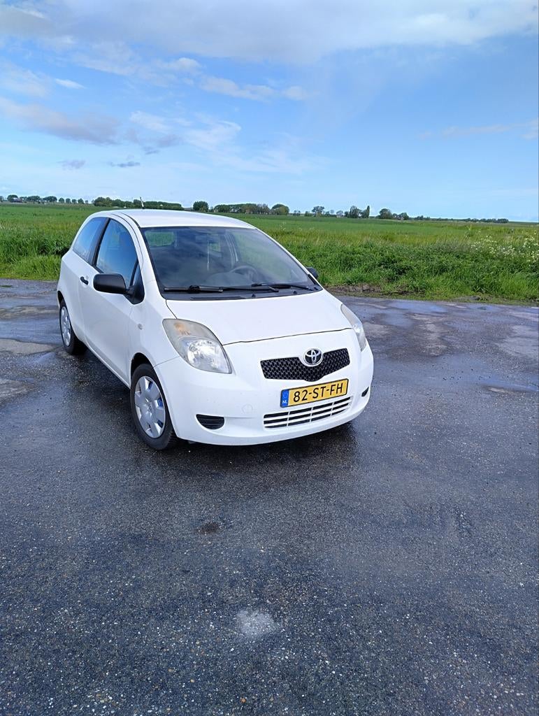 Toyota Yaris 1.3, 3DR, 2006, Wit, Nieuwe APK, Voorwielaandrijving, Stof, 40 €/maand, Zwart