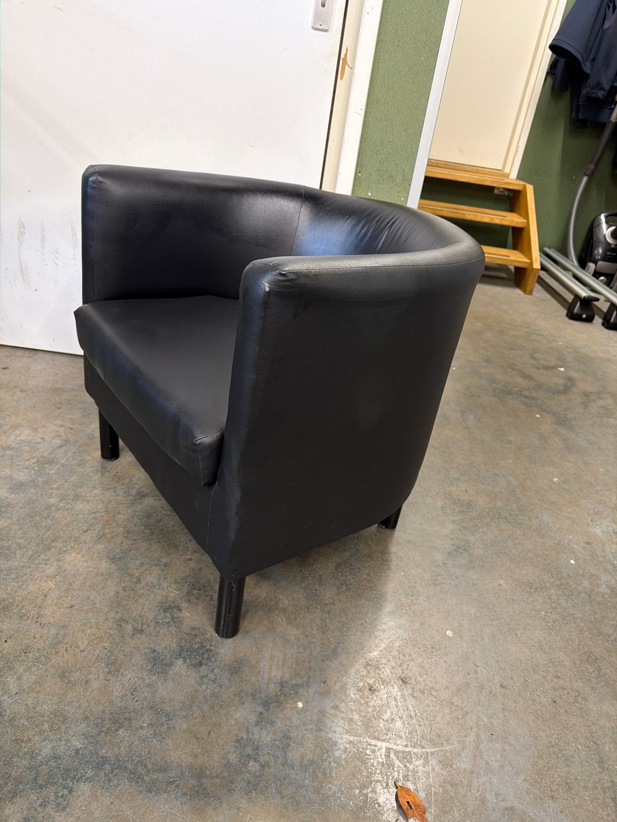 Zwarte kuipstoel - Gebruikt met lichte sporen, Huis en Inrichting, Stoelen, Ophalen, Kunststof, Gebruikt, Zwart